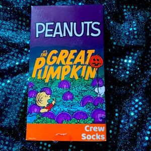 NIB Peanuts The Great Pumpkin 🎃 Crew Socks (+ slide out VHS novelty tray)